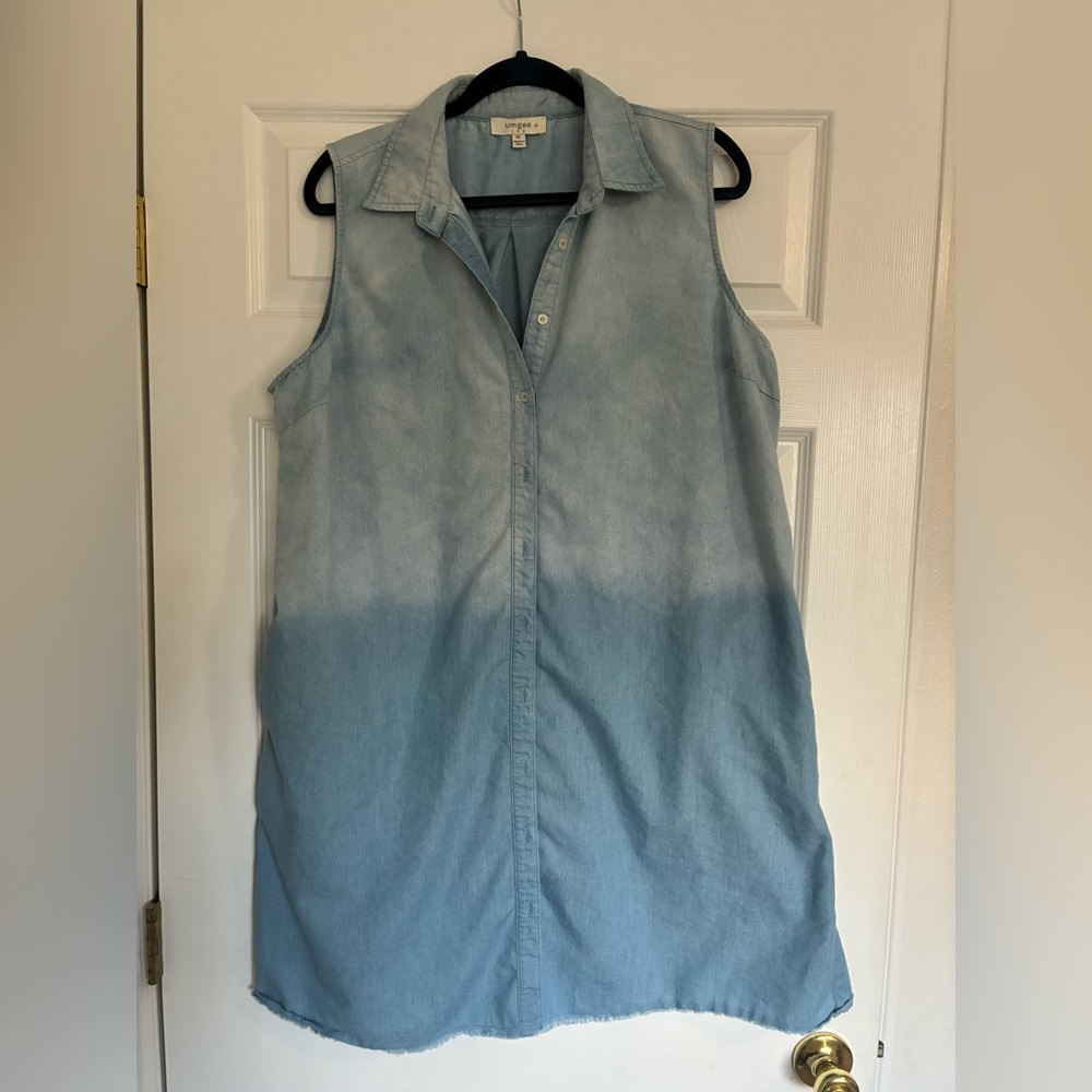 Umgee Light Blue Denim Sleeveless Shirt Dress
Rough hem…see pics